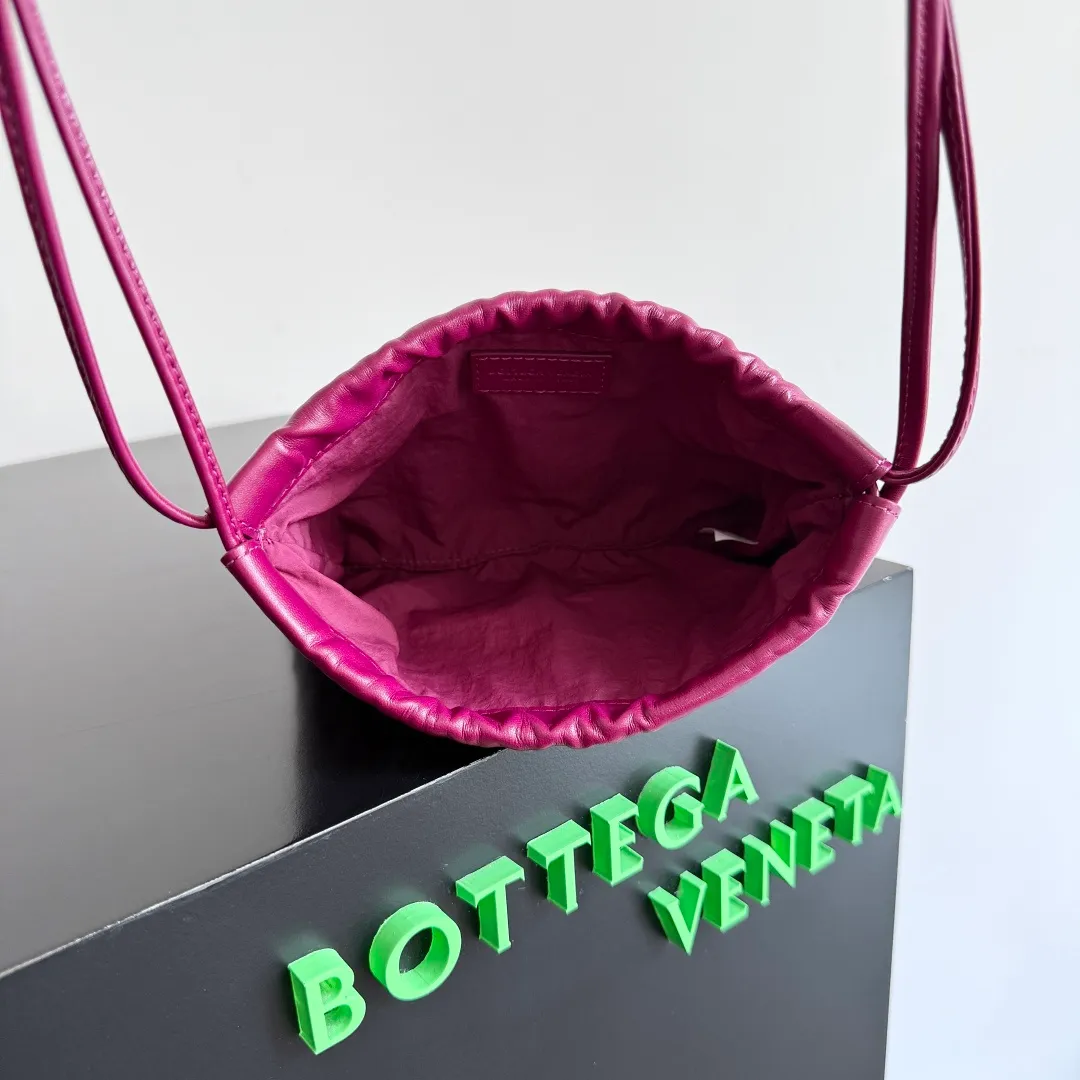 Batch 1400 BOTTEGA VENETA DUSTBAG mini size is officially launched📣📣. It still continues the classic weaving process. The lazy and casual feeling presented by the drawstring pockets is not too suitable for summer. The small back body is light and convenient. It is enough to carry lipstick and tissues when going out every day. It is not easy to make mistakes with any clothes. The shoulder strap has a buckle and pull-out design, which can be adjusted to unlock multiple carrying methods. Style number: 816987 Size: 21*16.6*1cm